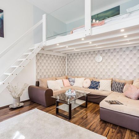Bpr Stylish Mosaic Home With Terrace Budapest Exteriör bild