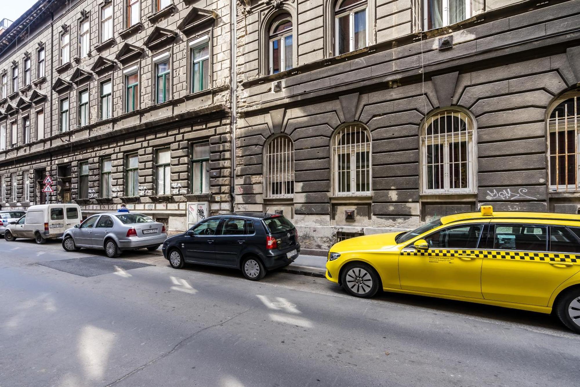 Bpr Stylish Mosaic Home With Terrace Budapest Exteriör bild